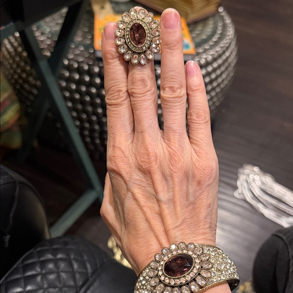Heidi Daus Gold and Brown Statement Ring 6
Bracelet s/m